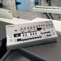 Басовый синтезатор Roland TB-03 Басовый синтезатор Roland TB-03